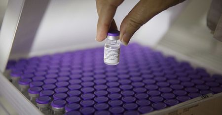 Szczepionka na COVID firmy Pfizer może powodować zapalenie mięśnia sercowego? W Izraelu trwają badania nad możliwym skutkiem ubocznym
