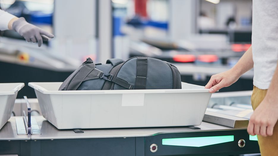 Wielu podróżnych nie chce dokupywać bagażu rejestrowanego i pakuje się w sam podręczny 