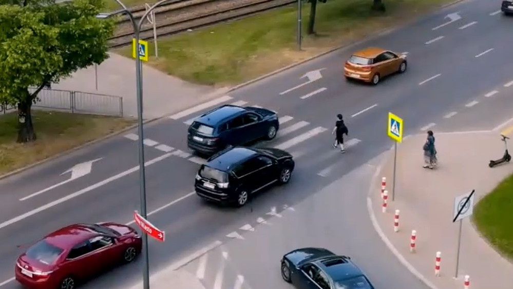 Wyprzedzanie i omijanie na przejściach to częste grzechy polskich kierowców