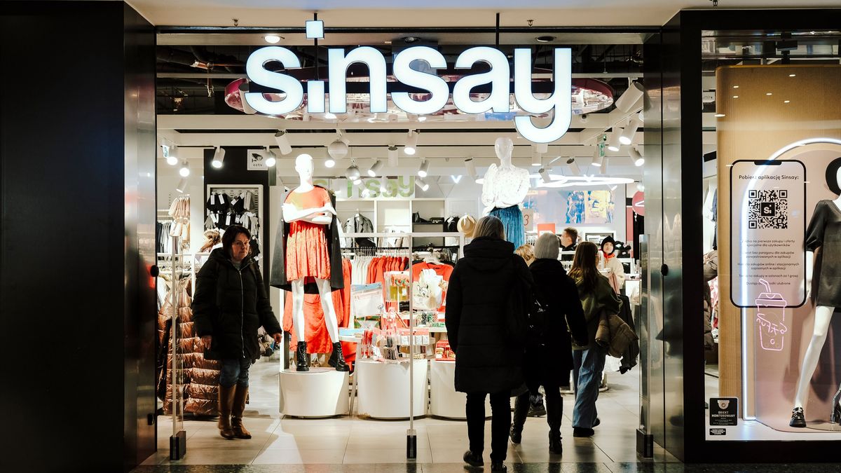 A Sinsay clothing store in the Galeria Wilenska shopping mall in Warsaw, Poland, on Thursday, Dec. 21, 2023. The central bank halted interest rate cuts after the Oct. 15 parliamentary election unexpectedly brought the pro-European Union opposition to power, along with their promises to boost budget spending. Photographer: Damian Lemaski/Bloomberg via Getty Images