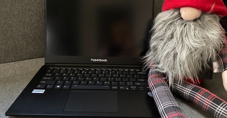 Licytacja WOŚP. Laptop Hyperbook L14 Ultra z okolicznościowym grawerunkiem