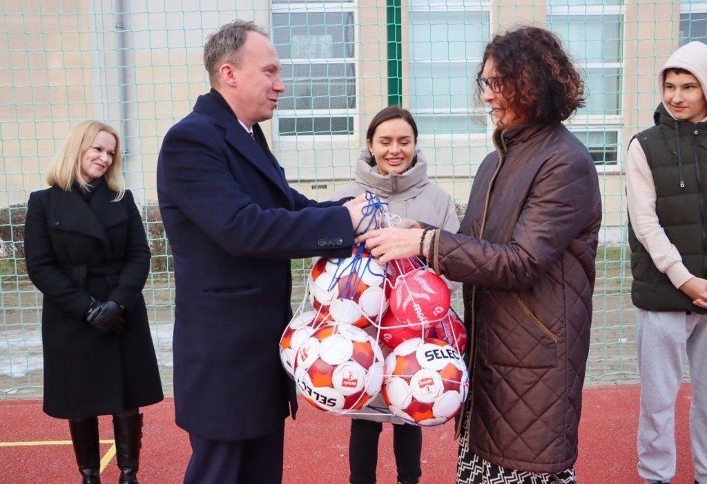 Zakończyła się budowa nowoczesnego, wielofunkcyjnego boiska przy Zespole Szkół Ogólnokształcących nr 4 w Legnicy