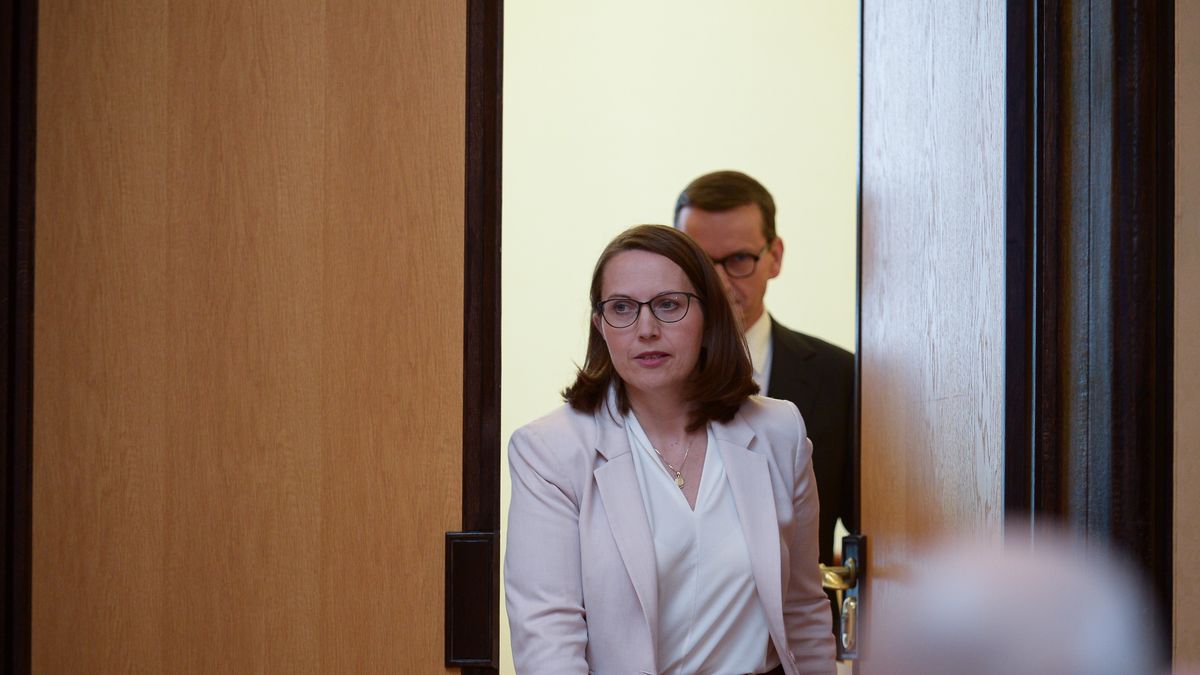 Na zdjęciu Magdalena Rzeczkowska i za nią Mateusz Morawiecki
