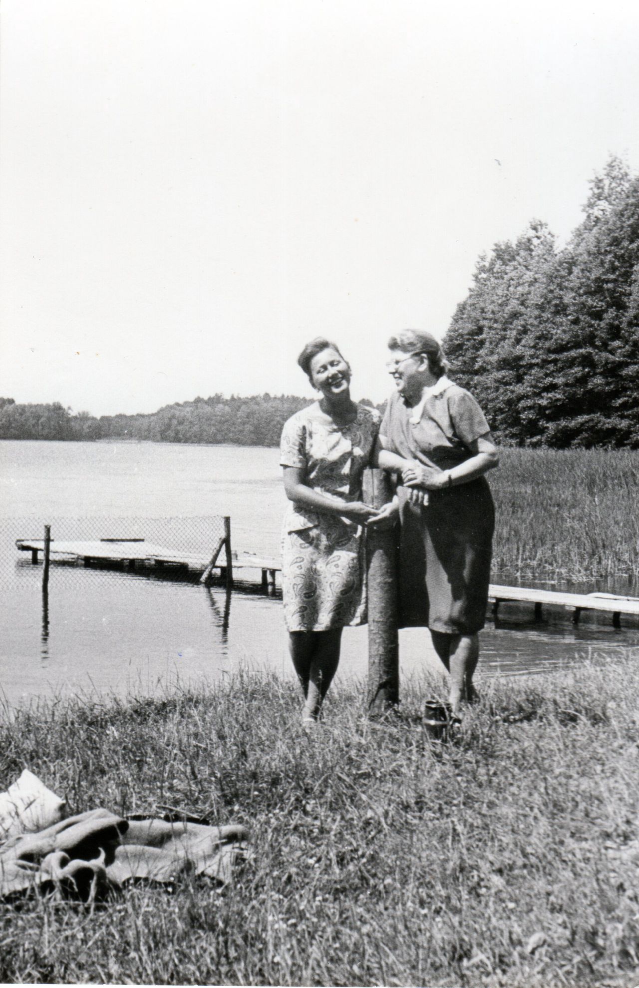 Teresa Radecka-Kozłowska (z lewej) i jej pomoc Helena Treczyńska, Liksajny, czerwiec 1966