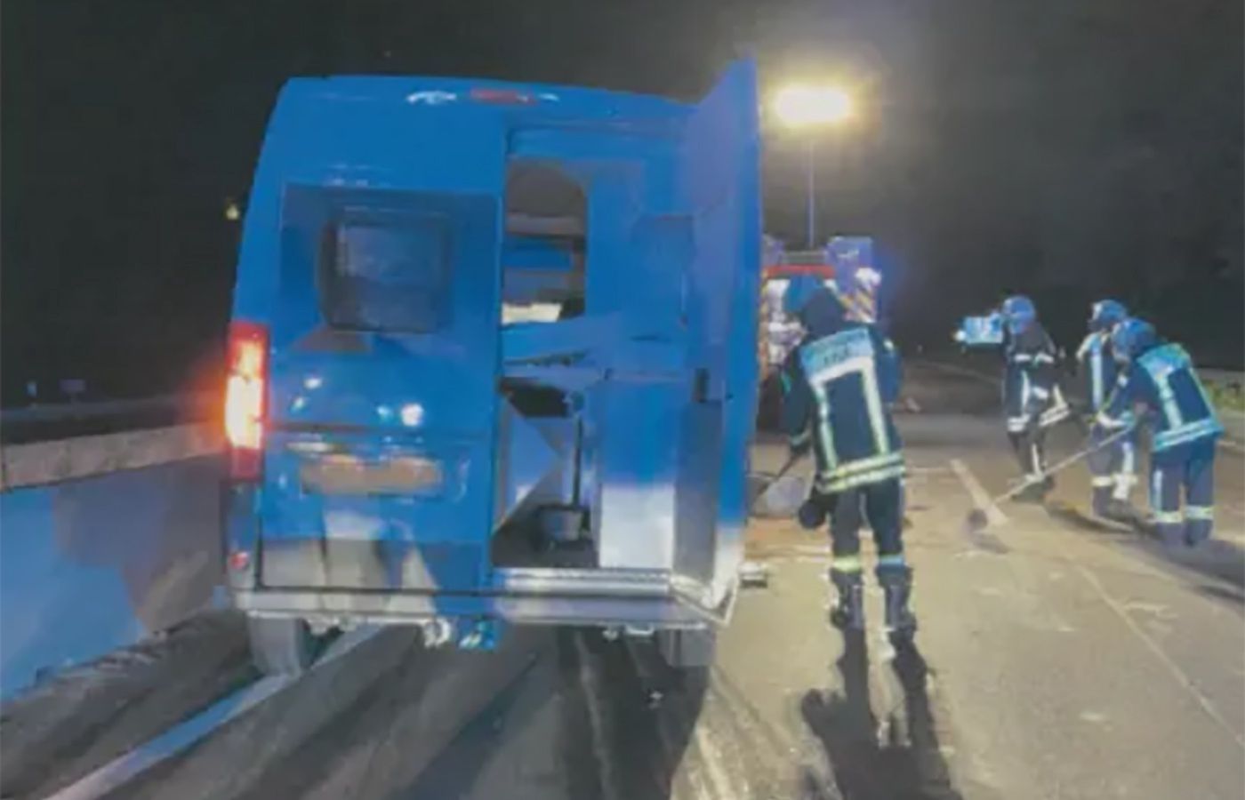 Złodziej próbował uciec policjantom. W końcu stracił panowanie nad pojazdem i uderzył w betonową barierę