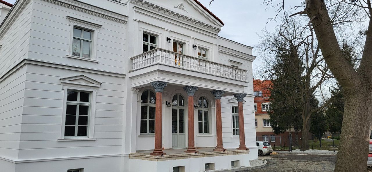Jelenia Góra: Przy ulicy Kilińskiego zachwycają pięknie odnowiona willa fabrykanta oraz dwa domy. Inne budowle popadają w ruinę. Szkoda