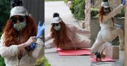 Zapobiegliwa Phoebe Price w maseczce i rękawiczkach ćwiczy (?) jogę na chodniku w towarzystwie pieska (ZDJĘCIA)