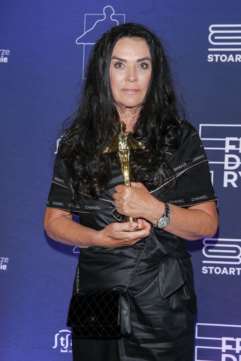 scena z: Ewa Krawczyk, SK:, , fot. Podlewski/AKPAFryderyk, Fryderyk Festiwal 2021, Fryderyk Festiwal 2021 - gala muzyki rozrywkowej i jazzu, Fryderyki 2021, Gala Fryderyki 2021, makijaż, Nagrody Akademii Fonograficznej Fryderyki 2021, statuetka, statuetka Fryderyka, zegarek, zegarek srebrny, torebka Chanel, Ewa Krawczyk