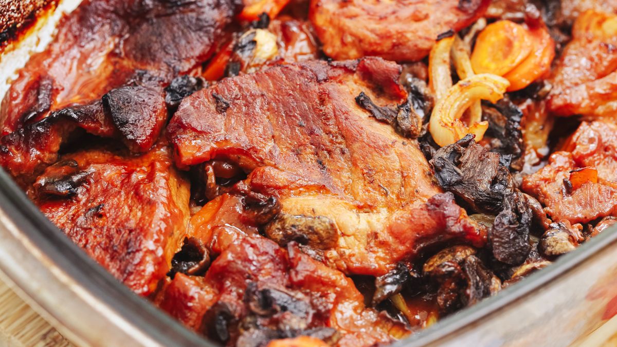 Karkówka pieczona z kapustą kiszoną wychodzi krucha i soczysta