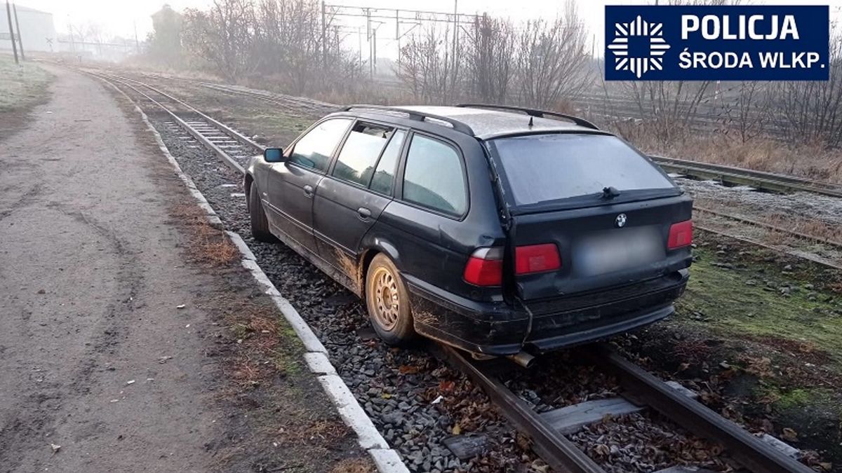 Dwoje młodych mieszkańców Środy Wielkopolskiej ukradło auto marki bmw, po czym utknęło na torach i porzuciło samochód.