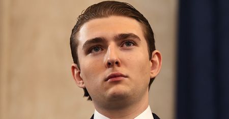 Zrobili zdjęcie synowi Trumpa przed uczelnią. Nie był sam
