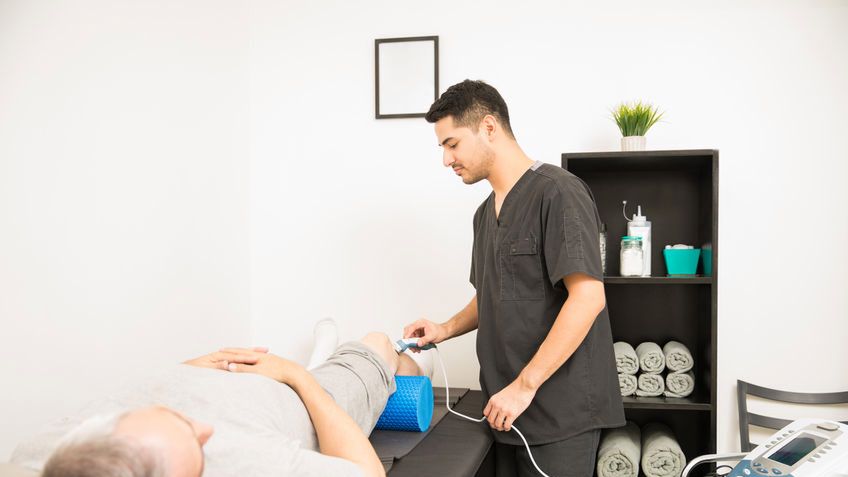 Galwanizacja jest zabiegiem opierającym się na wykorzystaniu prądu stałego, czyli galwanicznego. Wykorzystuje się ją w fizjoterapii, gdzie wspomaga leczenie wielu schorzeń, a także w kosmetyce.