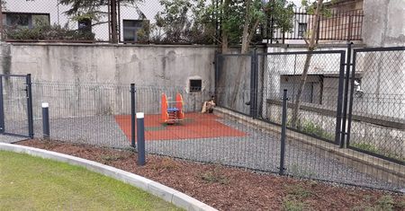 Plac zabaw w centrum Kielc. "Wygląda jak więzienie dla dzieci"