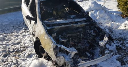 Spalony samochód policjanta. "Kiedyś wywieźliby takiego do lasu"
