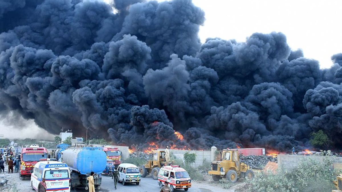 Co najmniej 11 ofiar śmiertelnych pożaru w centrum handlowym.
