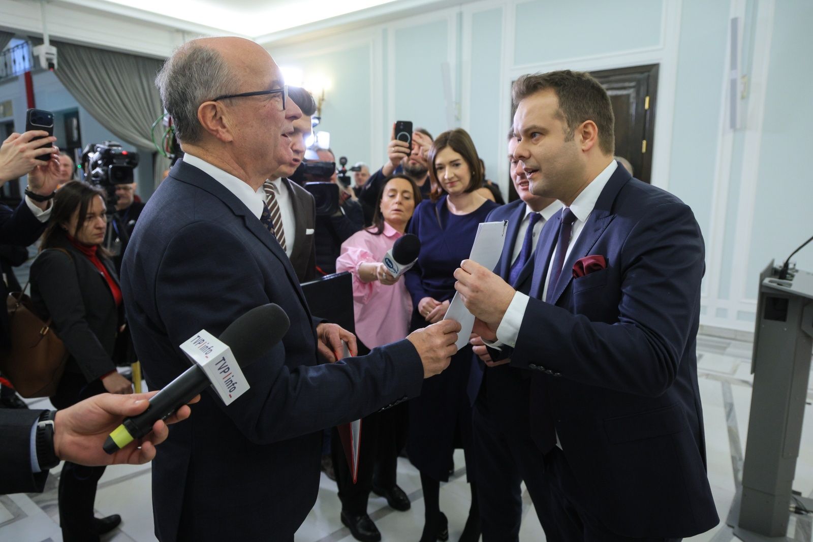Poseł PiS podszedł do Czarzastego z ankietą bezpieczeństwa