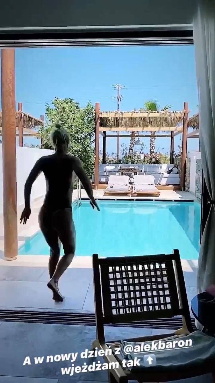 Blanka Lipińska wskakuje topless do basenu