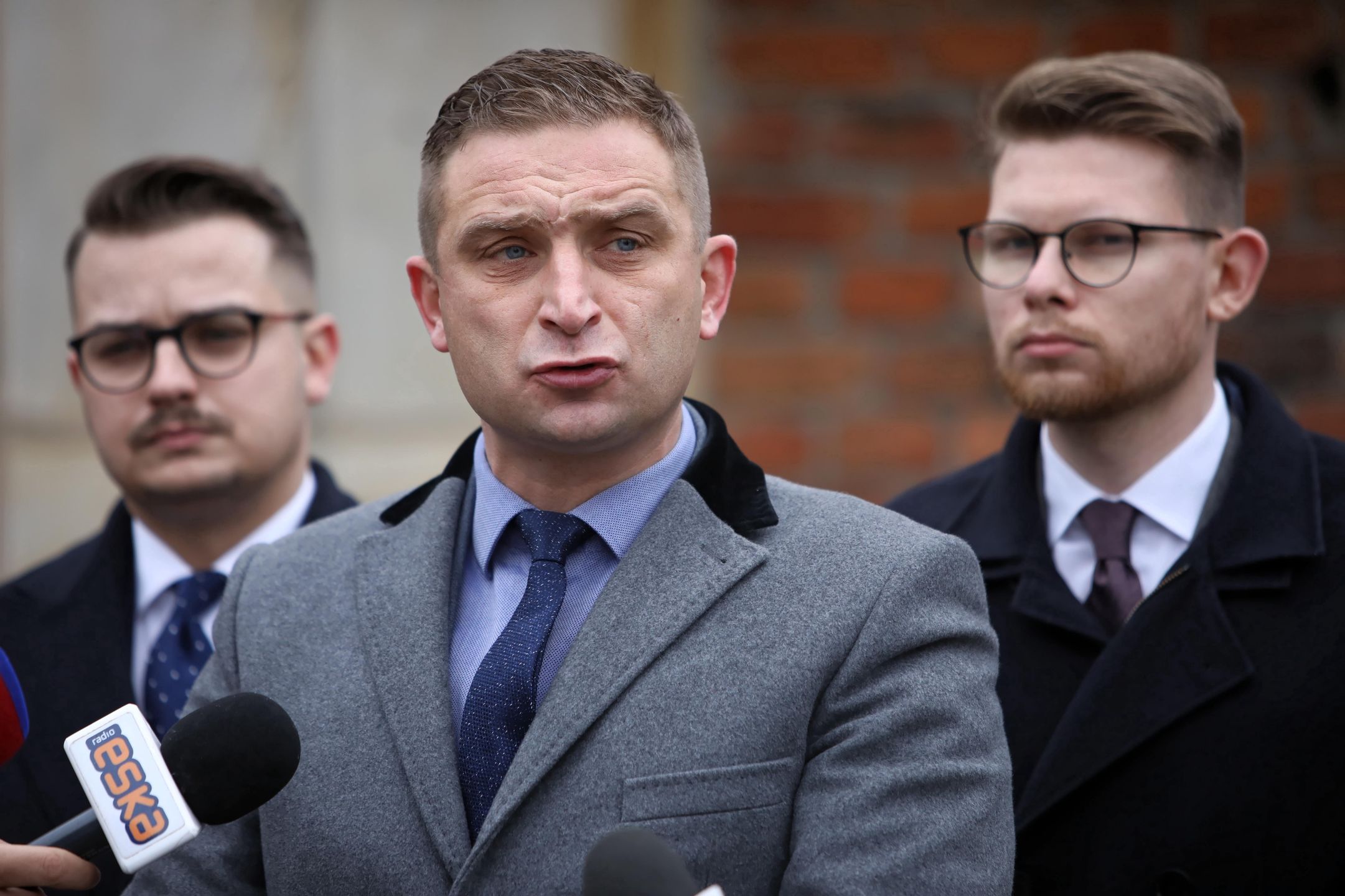 Warszawa.  Przedstawiciele Stowarzyszenia Marsz Niepodległości: Robert Bąkiewicz, Tomasz Kalinowski i Damian Kita podczas konferencji prasowej nt. trasy marszu