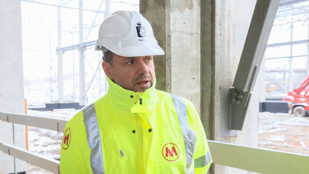 Prezydent Warszawy Rafał Trzaskowski podczas wmurowania kamienia węgielnego na terenie STP Karolin metra na Bemowie.