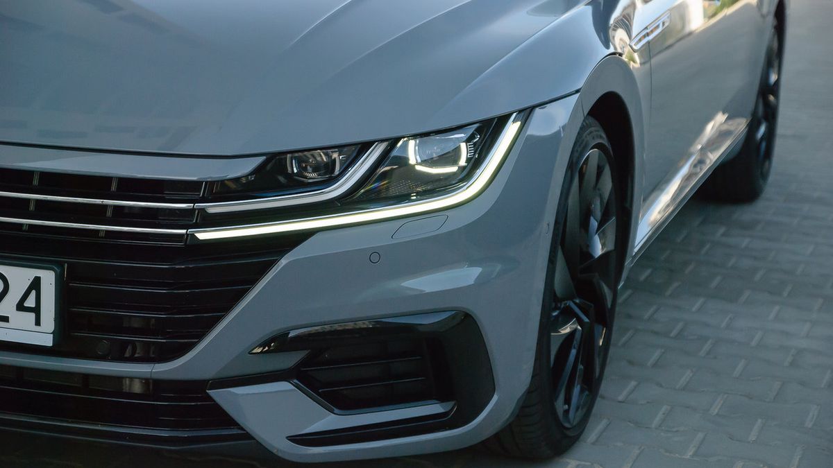 Szarość powraca do łask, szczególnie w akrylu lub macie.