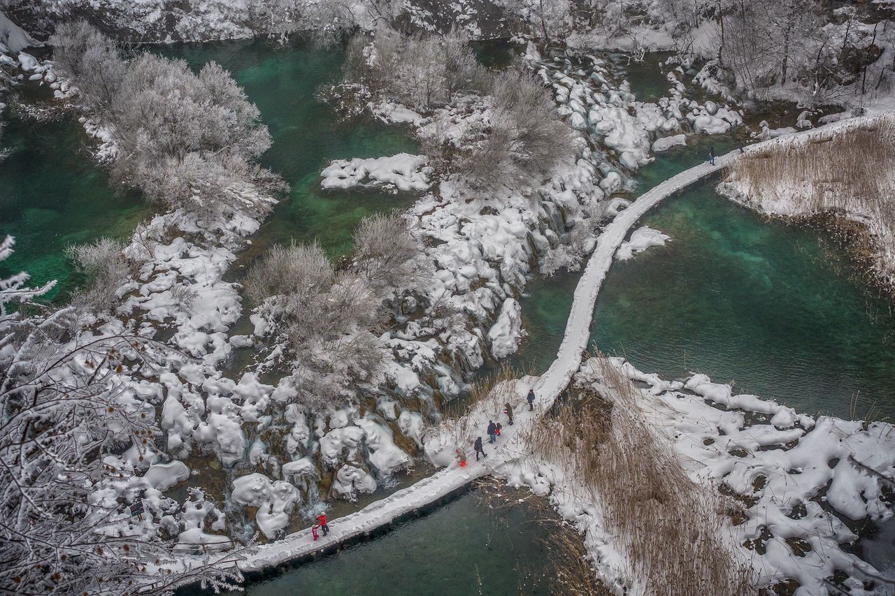 Park Narodowy Jezior Plitwickich wygląda spektakularnie w zimowe