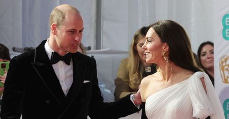 Informator wspomina o "pozytywnych wibracjach" odnośnie leczenia księżnej Kate. Ujawniono też, jak radzi sobie książę William