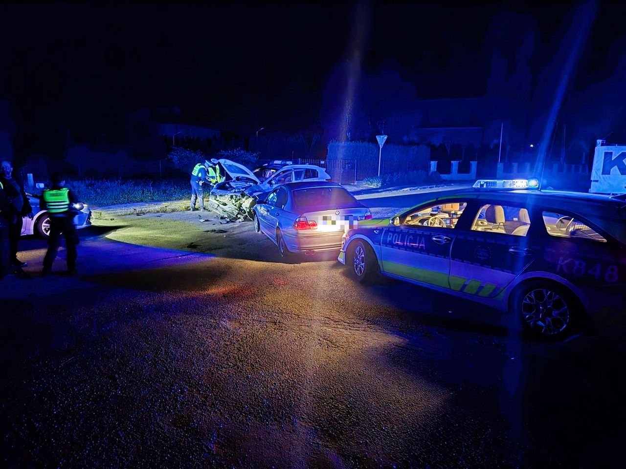 17-latek uciekał przed policją. Uderzył w radiowozy
