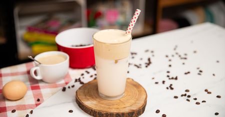 Kawowe lody-chmurki to hit do mrożonej kawy. Zrobisz je z 3 składników