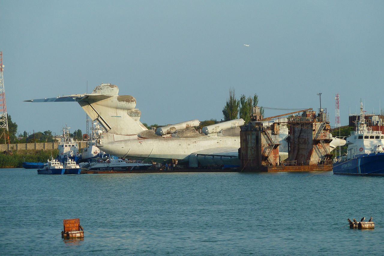 Potężny kadłub Łunia nad portem w Kaspijsku w 2010 r.
