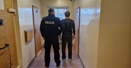 Nietrzeźwy mężczyzna częstował dzieci marihuaną.