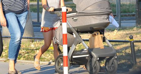 Dziecko dwa razy wypadło z wózka. Świadkowie nie wytrzymali. Kobiety w areszcie