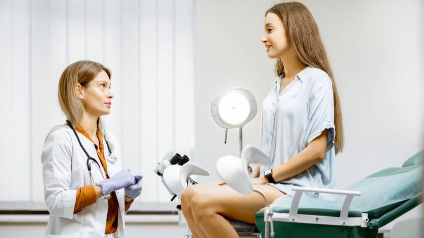 Tyłozgięcie macicy to odgięcie jej trzonu ku tyłowi względem szyjki. Co to znaczy? Przy typowym umiejscowieniu trzon macicy wygina się nieco ku przodowi, zaś w przypadku tyłozgięcia pochyla się bardziej w kierunku kręgosłupa.