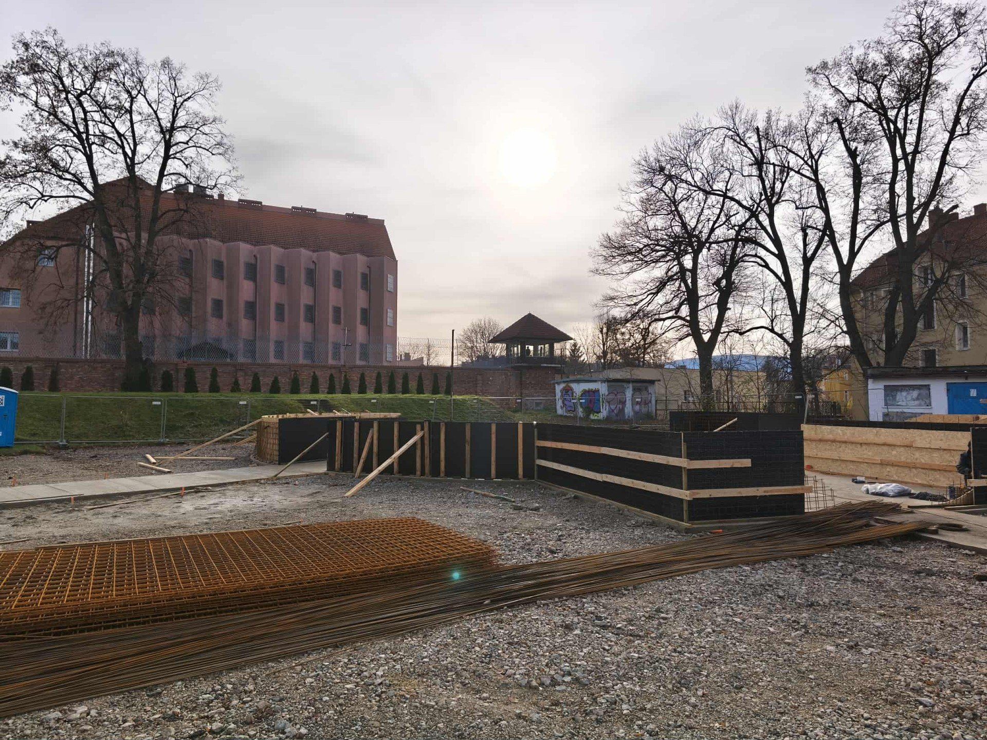 17.11.2025 Budowa strefy aktywnego wypoczynku przy MDK Jelenia Góra