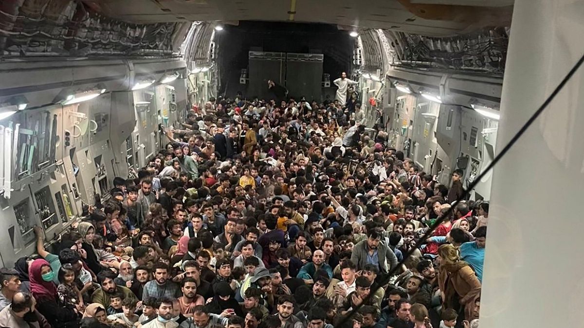 Afgańczycy uciekali z kraju wojskowym samolotem