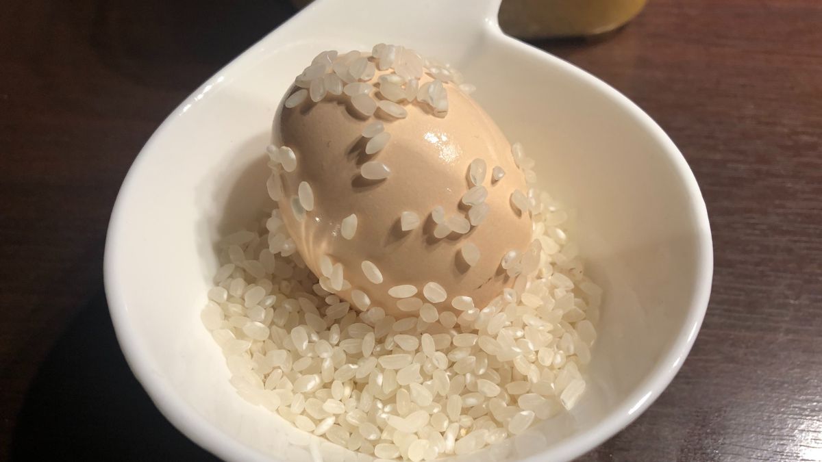 Włóż jajka do ryżu. Ten patent uratuje wielkanocny koszyczek