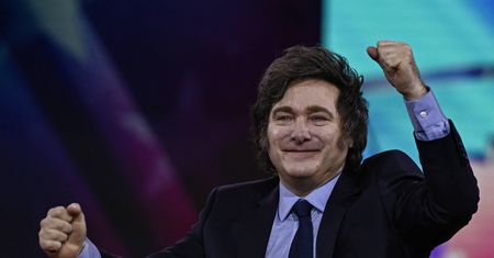 "Zaczynamy iść naprzód". Gigantyczna pożyczka dla gospodarki w rozsypce