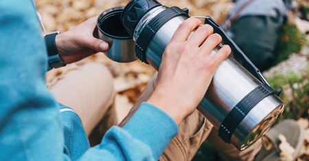 Najlepsze termosy do 1 l – z tymi produktami nic wam nie wystygnie