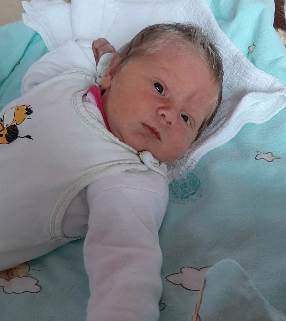 Hania urodziła się ze srebrnymi włosami