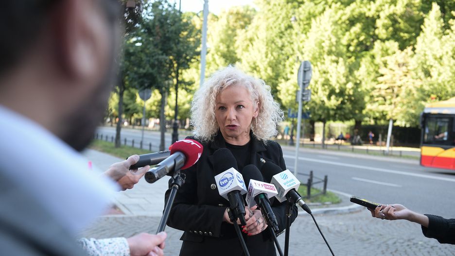 Warszawa, 20.06.2024. Ministra ds. równości Katarzyna Kotula podczas wypowiedzi dla mediów, 20 bm. przed KPRM w Warszawie. Spotkanie z premierem Donaldem Tuskiem i wicepremierem Kosiniakiem-Kamyszem dot. projektu ustawy o związkach partnerskich. (sko) PAP/Marcin Obara