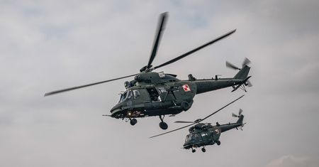 Zablokowana droga ekspresowa S19 między Lublinem a Kraśnikiem. Na miejscu pojazdy wojskowe i żołnierze