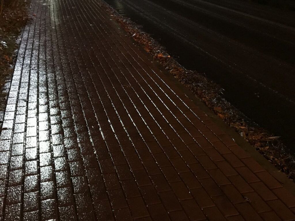 gołoledź i oblodzony chodnik