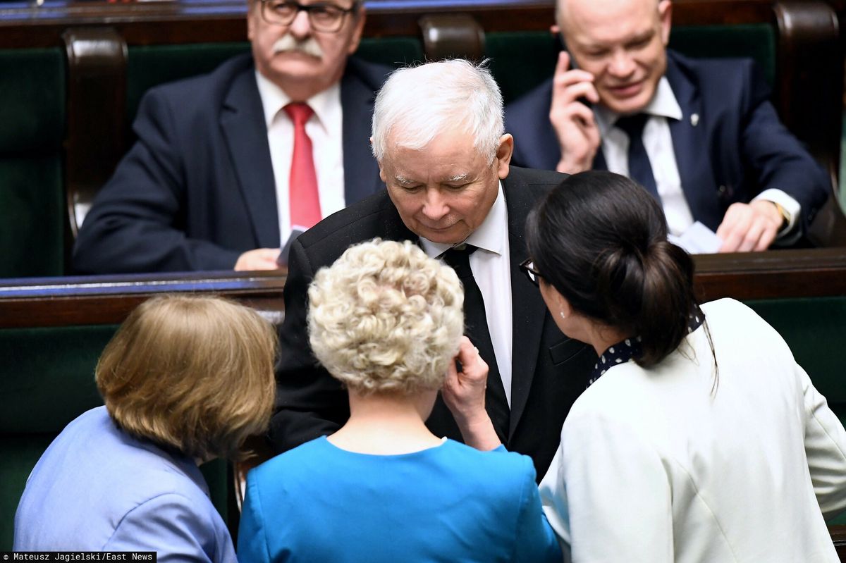 Jarosław Kaczyński z posłankami PiS w Sejmie. 2019 rok.
