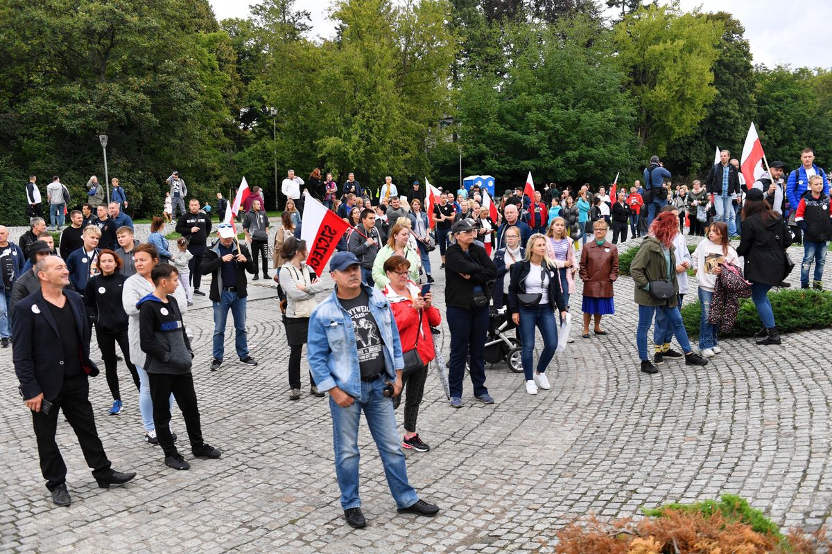 Koronawirus w Polsce. Protest przeciwko pandemii. "Ściągnij maskę"