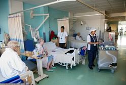 Są zdrowi, a leżą w szpitalach. Problem służby zdrowia w Wielkiej Brytanii