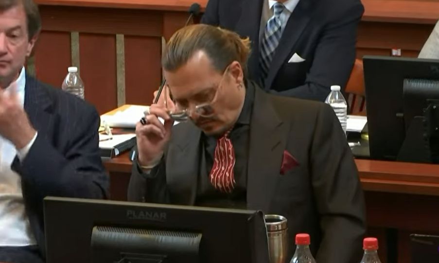 Johnny Depp pokazał NEROWOWĄ REKACJĘ (?), gdy ekspertka mówiła o ofiarach przemocy domowej