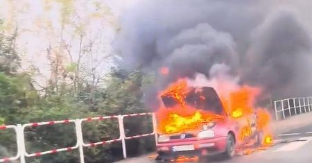 Jechał spokojnie drogą. Nagle samochód stanął w płomieniach
