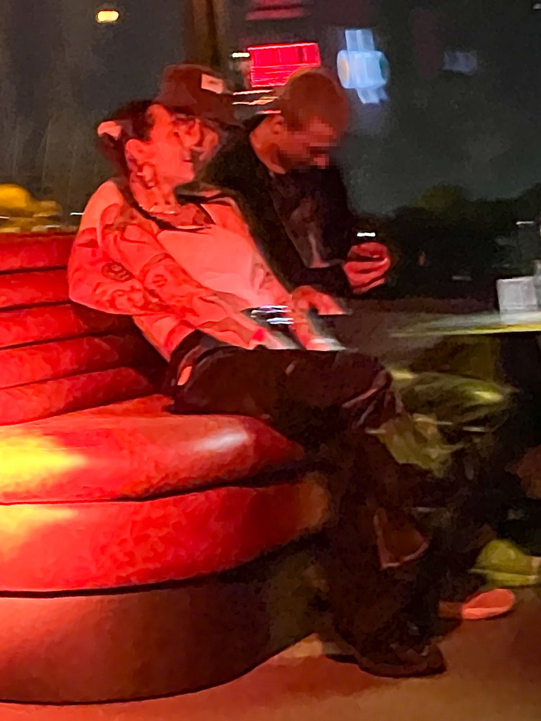 Young Leosia obściskuje się z Kacprem Błońskim w klubie