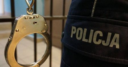 Weszli siłą do mieszkania i dotkliwie pobili właściciela. Zabrali portfel i telefon