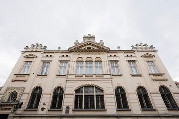 Secesyjną perełkę kupiła od banku krakowska uczelnia. UKEN instaluje się w Podgórzu