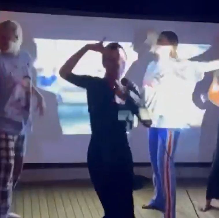 Victoria Beckham daje występ do piosenki Spice Girls